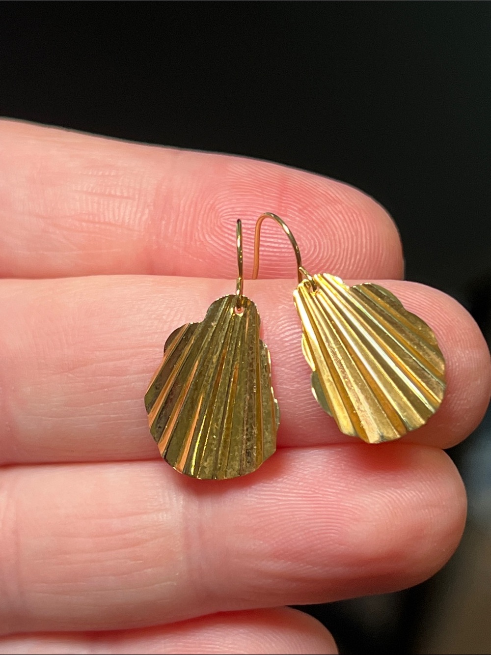 VTG 14k Solid Yellow Gold Art Deco Style Fan Sea Shell Dainty Dangle Earrings